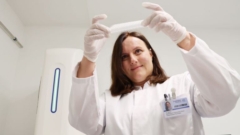 Privatdozentin Dr. Heike Weber leitet am Zentrum für Psychische Gesundheit das Labor für funktionelle Genomik. Für die PTBS-Studien führte die Biologin am Massenspektrometer die Hochdurchsatz-Genotypisierungen durch.